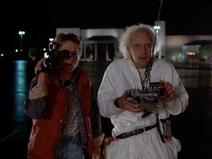 Marty e Doc durante experimento com a máquina do tempo