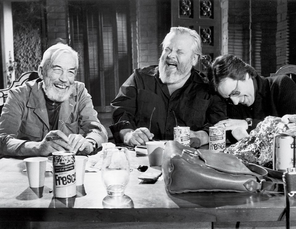 Da esq para dir: John Huston, Orson Welles e Peter Bodganovich no intervalo de filmagem de "The Other Side of The Wind"