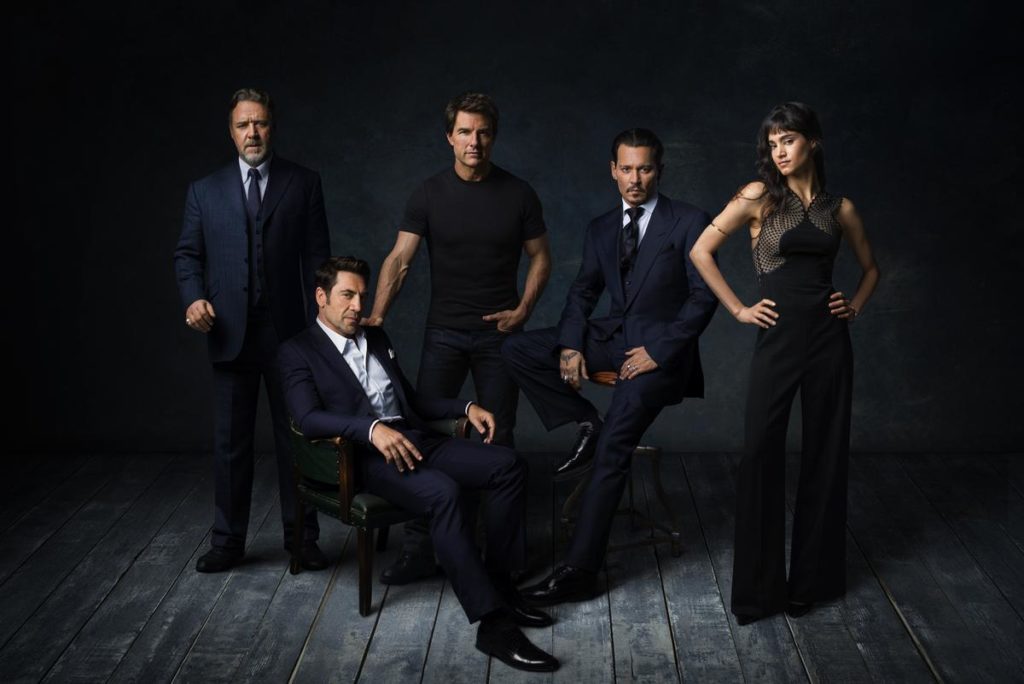 Elenco confirmado do "Dark Universe". Na ordem; Russell Crowe, Javier Bardem, Tom Cruise, Johnny Depp e Sofia Boutella. 
